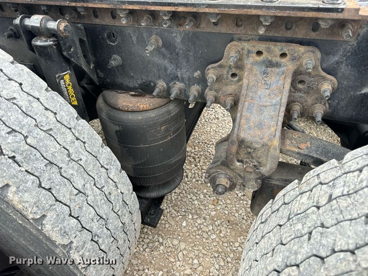 image for item EN5220 2013 Volvo VNL semi truck