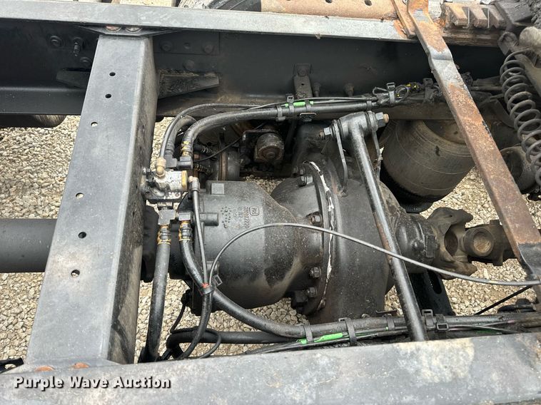 image for item EN5220 2013 Volvo VNL semi truck