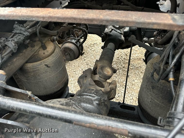 image for item EN5220 2013 Volvo VNL semi truck