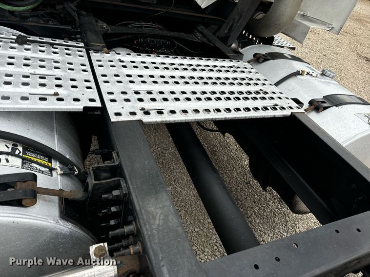 image for item EN5220 2013 Volvo VNL semi truck