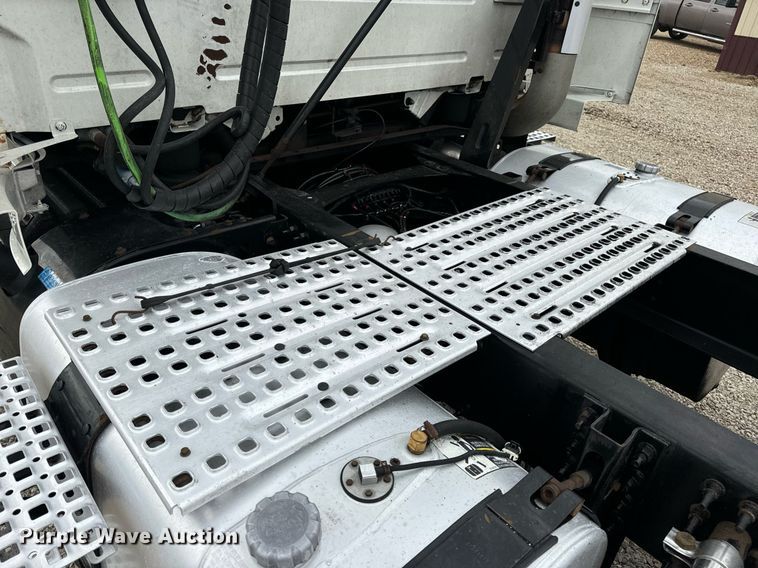 image for item EN5220 2013 Volvo VNL semi truck