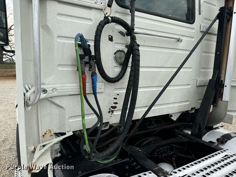 image for item EN5220 2013 Volvo VNL semi truck