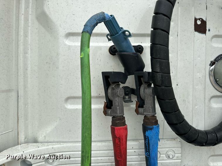 image for item EN5220 2013 Volvo VNL semi truck