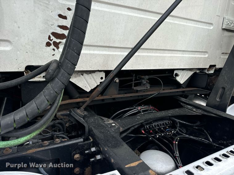 image for item EN5220 2013 Volvo VNL semi truck