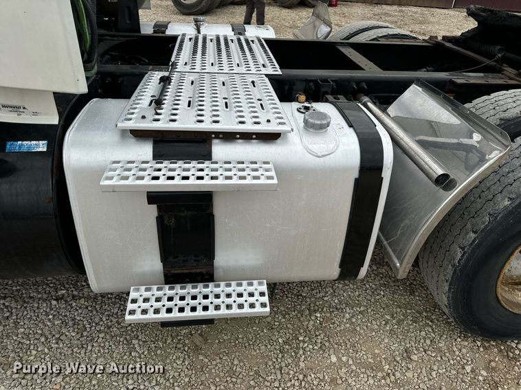 image for item EN5220 2013 Volvo VNL semi truck