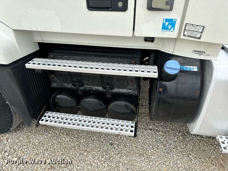 image for item EN5220 2013 Volvo VNL semi truck