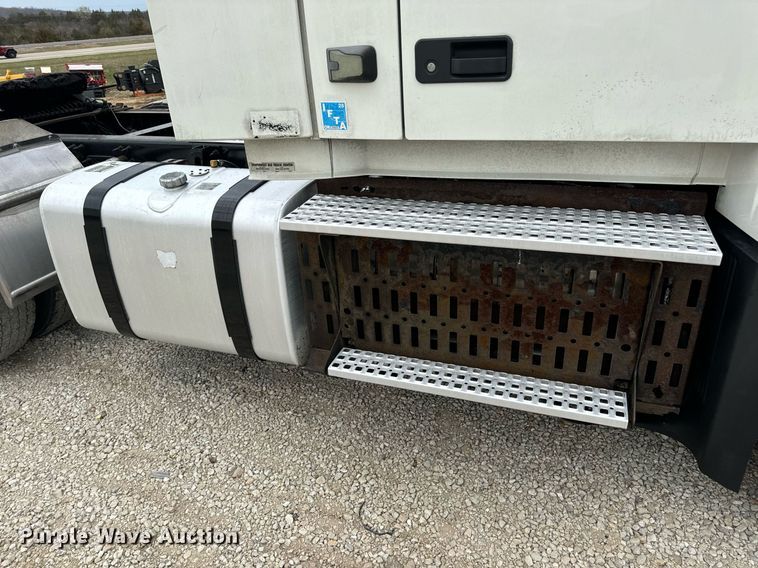 image for item EN5220 2013 Volvo VNL semi truck