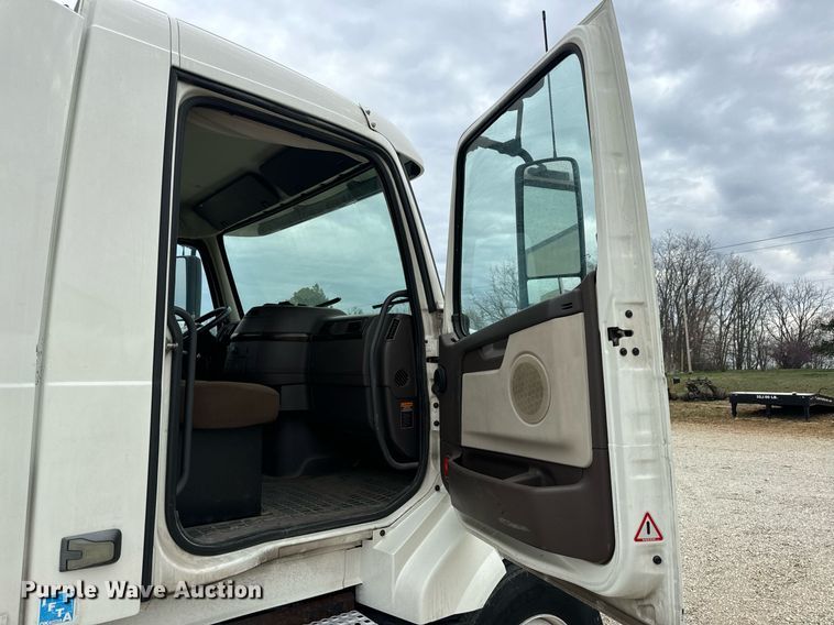 image for item EN5220 2013 Volvo VNL semi truck