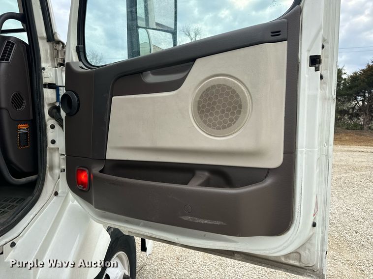 image for item EN5220 2013 Volvo VNL semi truck