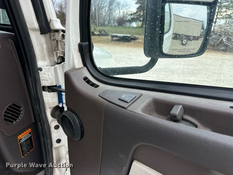 image for item EN5220 2013 Volvo VNL semi truck