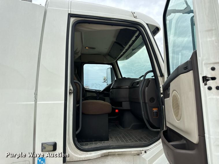 image for item EN5220 2013 Volvo VNL semi truck