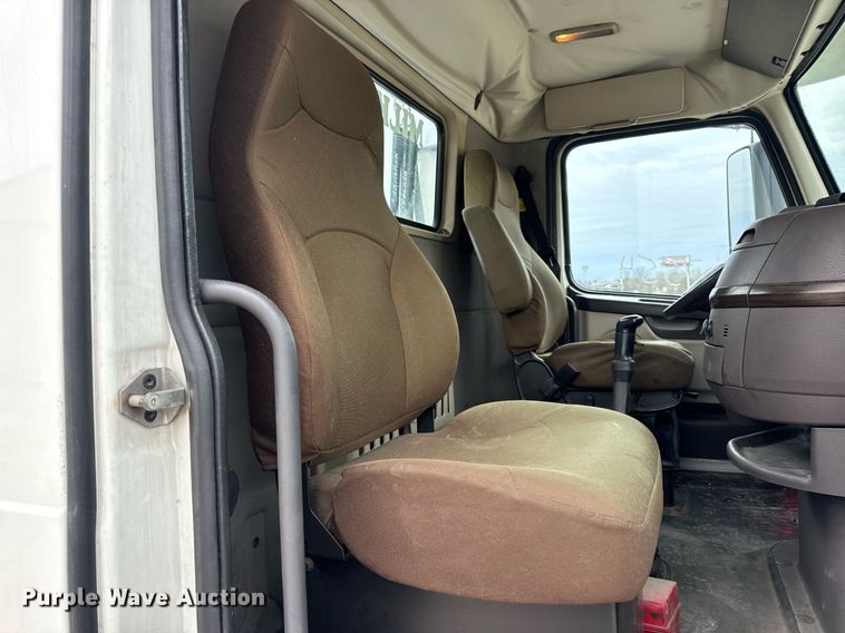 image for item EN5220 2013 Volvo VNL semi truck