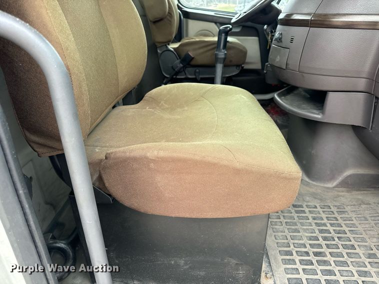 image for item EN5220 2013 Volvo VNL semi truck