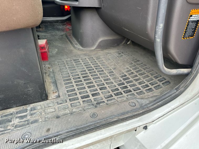 image for item EN5220 2013 Volvo VNL semi truck