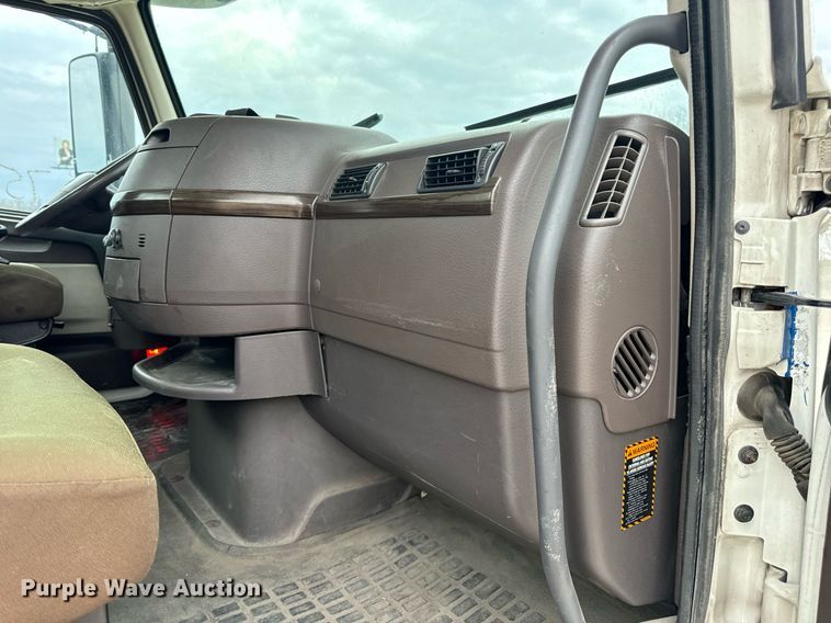 image for item EN5220 2013 Volvo VNL semi truck