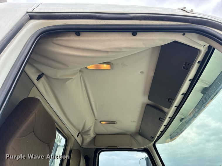 image for item EN5220 2013 Volvo VNL semi truck