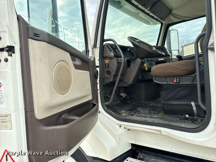 image for item EN5220 2013 Volvo VNL semi truck