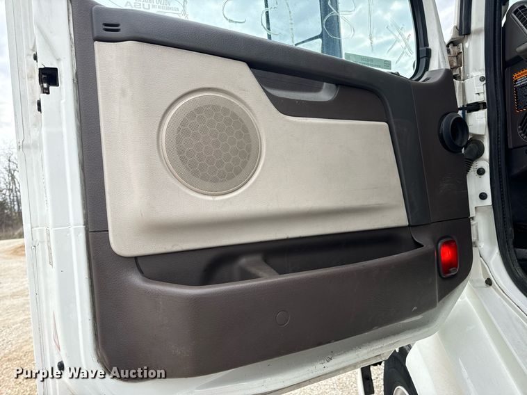 image for item EN5220 2013 Volvo VNL semi truck