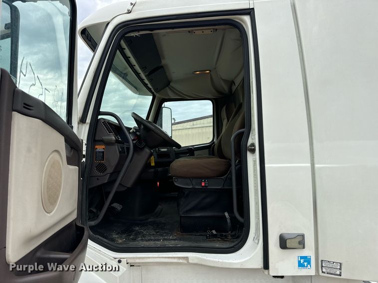 image for item EN5220 2013 Volvo VNL semi truck