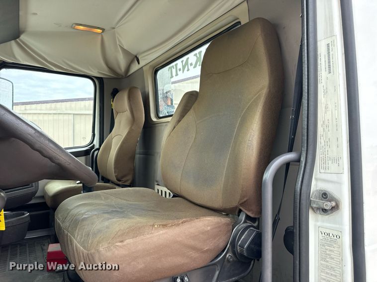 image for item EN5220 2013 Volvo VNL semi truck