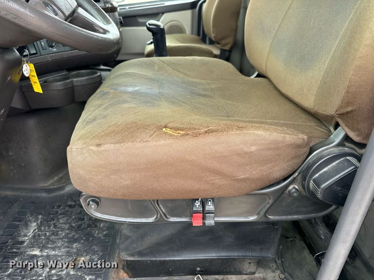 image for item EN5220 2013 Volvo VNL semi truck