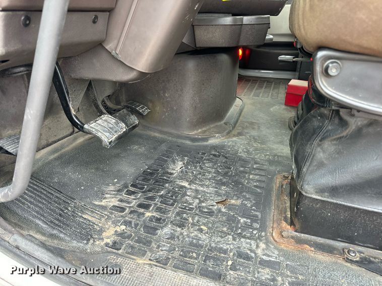 image for item EN5220 2013 Volvo VNL semi truck