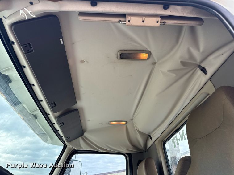 image for item EN5220 2013 Volvo VNL semi truck