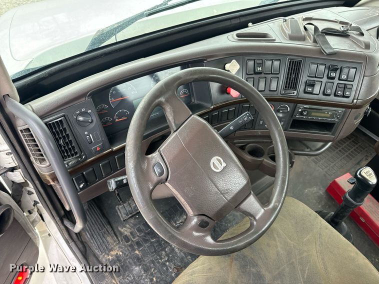 image for item EN5220 2013 Volvo VNL semi truck