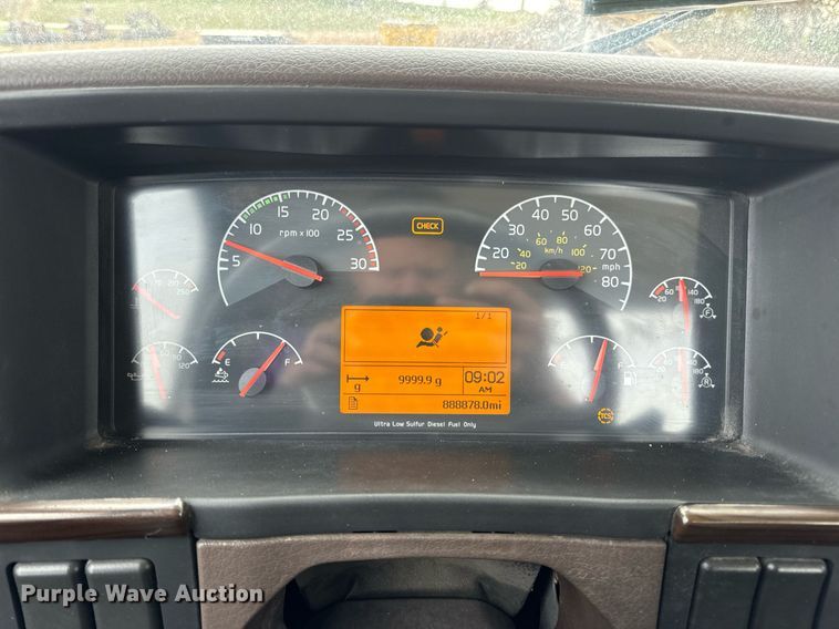 image for item EN5220 2013 Volvo VNL semi truck