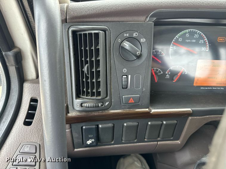 image for item EN5220 2013 Volvo VNL semi truck