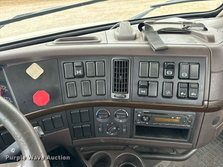 image for item EN5220 2013 Volvo VNL semi truck