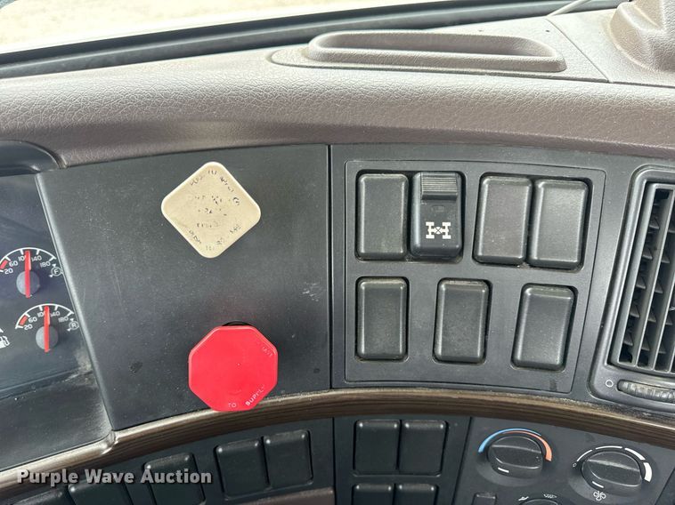 image for item EN5220 2013 Volvo VNL semi truck