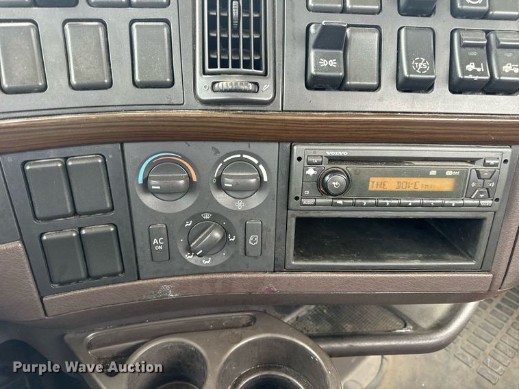 image for item EN5220 2013 Volvo VNL semi truck