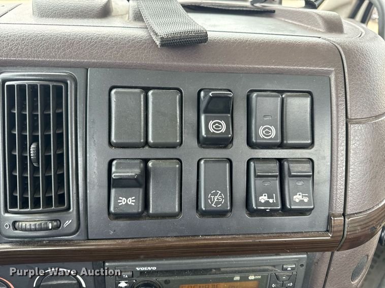 image for item EN5220 2013 Volvo VNL semi truck