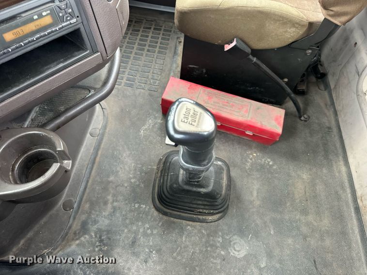 image for item EN5220 2013 Volvo VNL semi truck