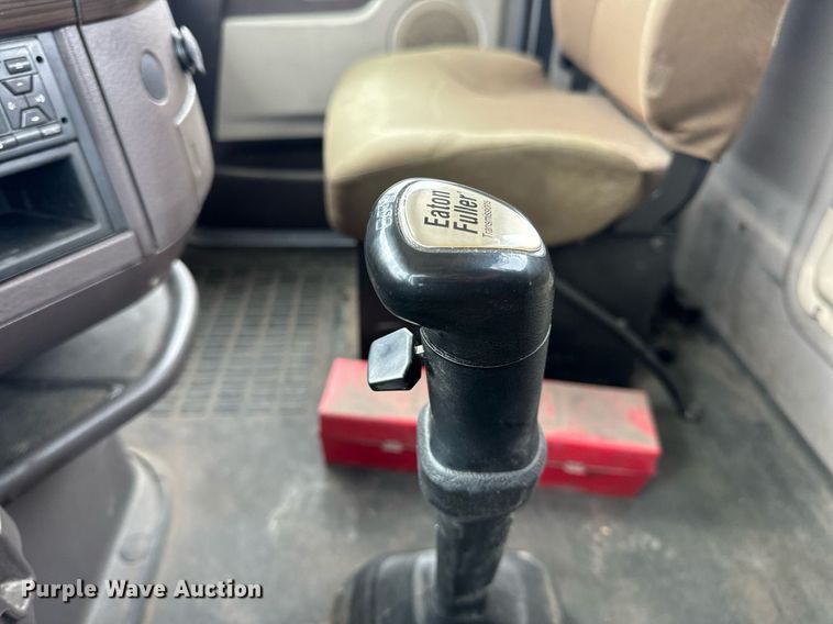 image for item EN5220 2013 Volvo VNL semi truck