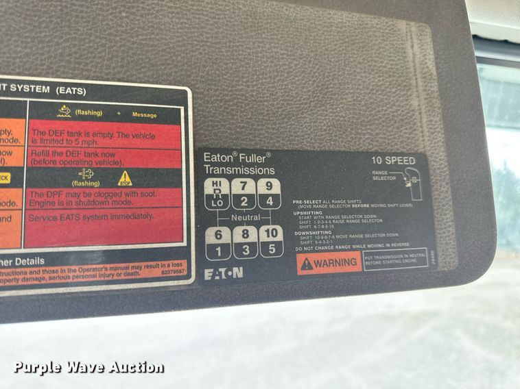 image for item EN5220 2013 Volvo VNL semi truck