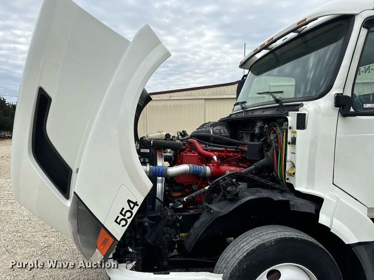 image for item EN5220 2013 Volvo VNL semi truck