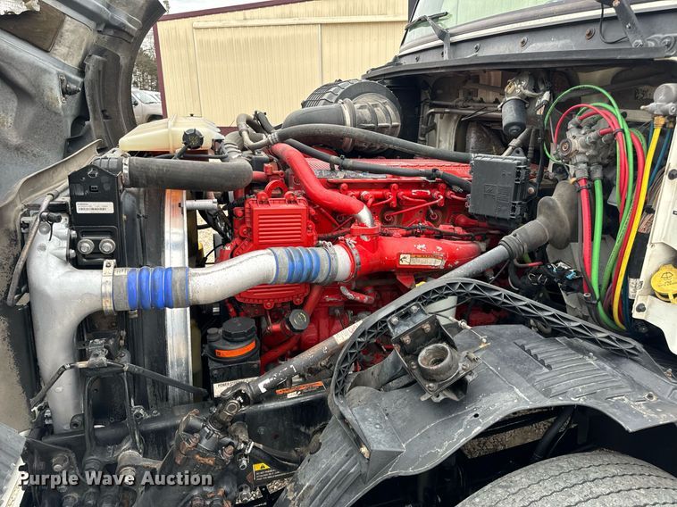 image for item EN5220 2013 Volvo VNL semi truck