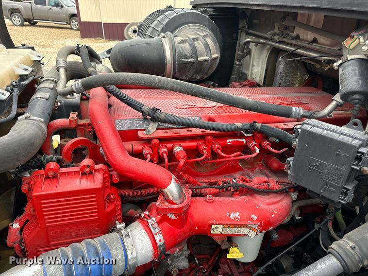 image for item EN5220 2013 Volvo VNL semi truck