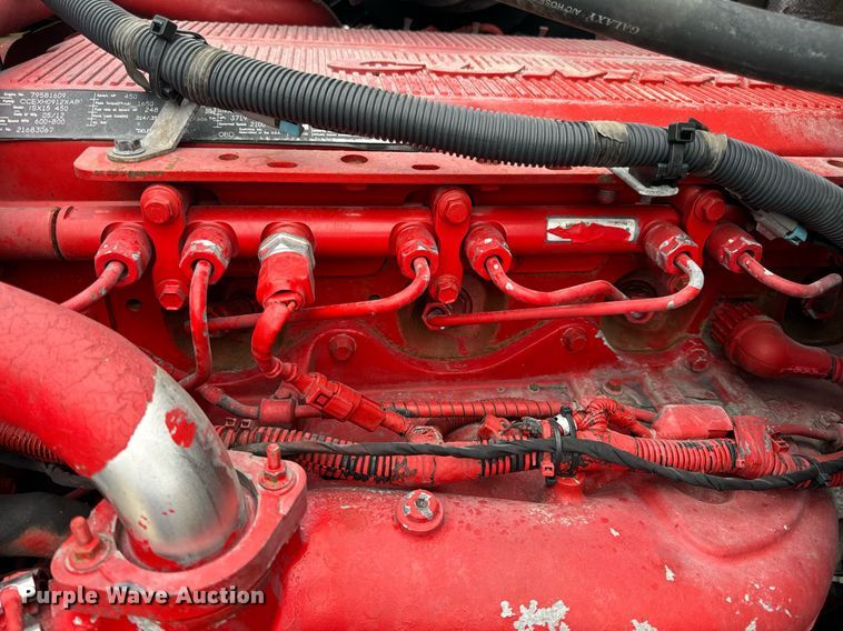 image for item EN5220 2013 Volvo VNL semi truck