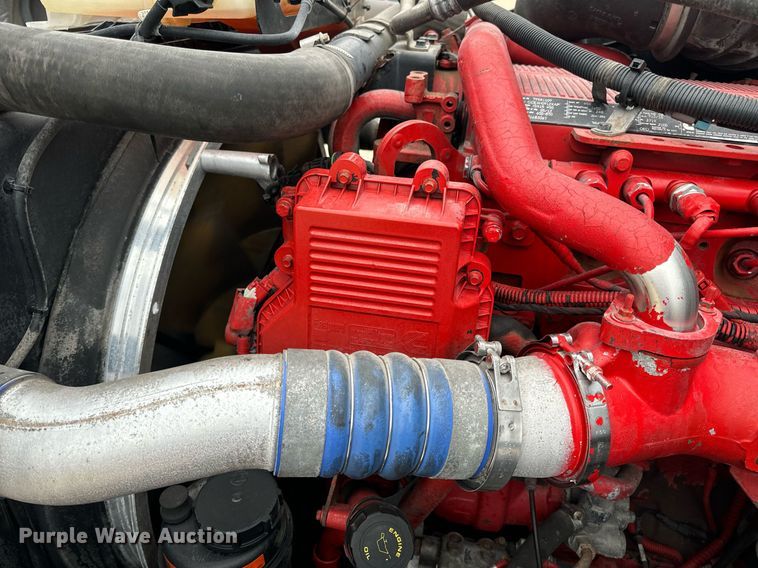 image for item EN5220 2013 Volvo VNL semi truck