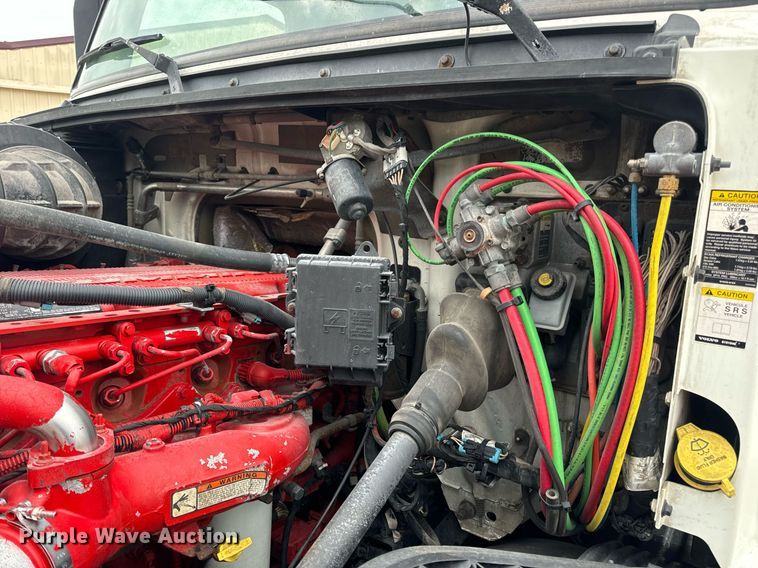 image for item EN5220 2013 Volvo VNL semi truck