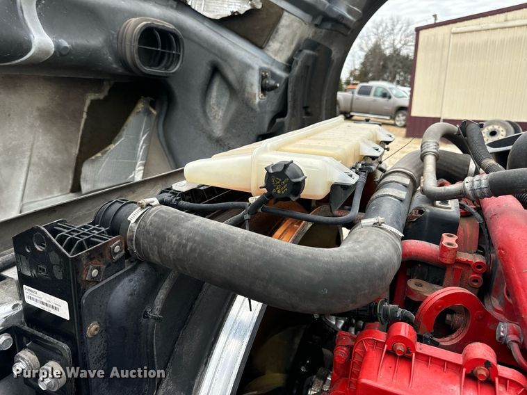 image for item EN5220 2013 Volvo VNL semi truck