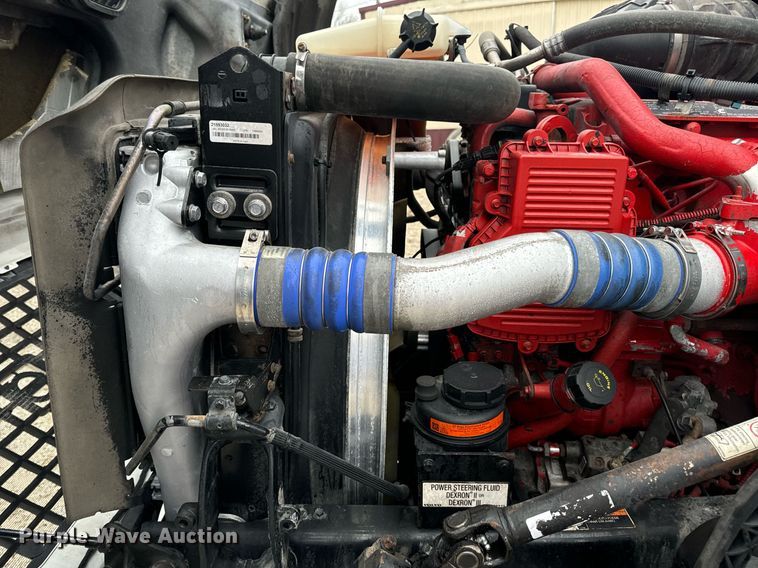 image for item EN5220 2013 Volvo VNL semi truck