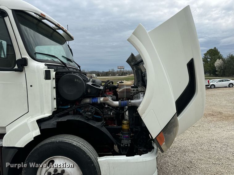 image for item EN5220 2013 Volvo VNL semi truck