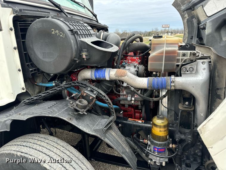 image for item EN5220 2013 Volvo VNL semi truck