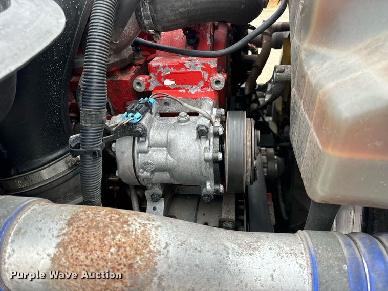 image for item EN5220 2013 Volvo VNL semi truck