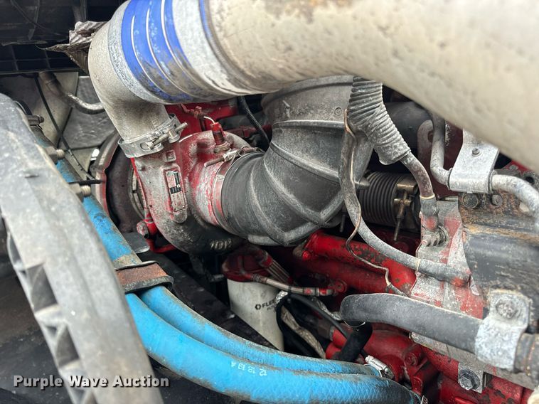 image for item EN5220 2013 Volvo VNL semi truck