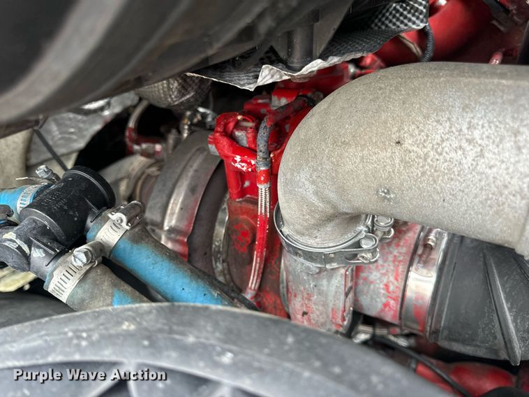 image for item EN5220 2013 Volvo VNL semi truck